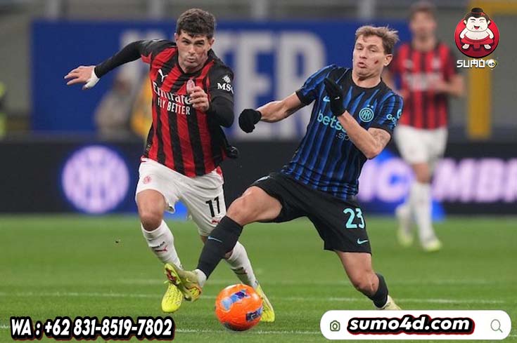 Christian Pulisic dari AC Milan (kiri) berebut bola dengan Nicolo Barella dari Inter Milan dalam laga Serie A di Milan, Italia, Minggu, 23 November 2025