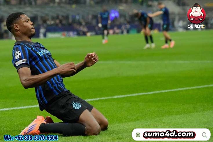 Denzel Dumfries merayakan gol dalam pertandingan Liga Champions antara Inter Milan vs Slavia Praha.