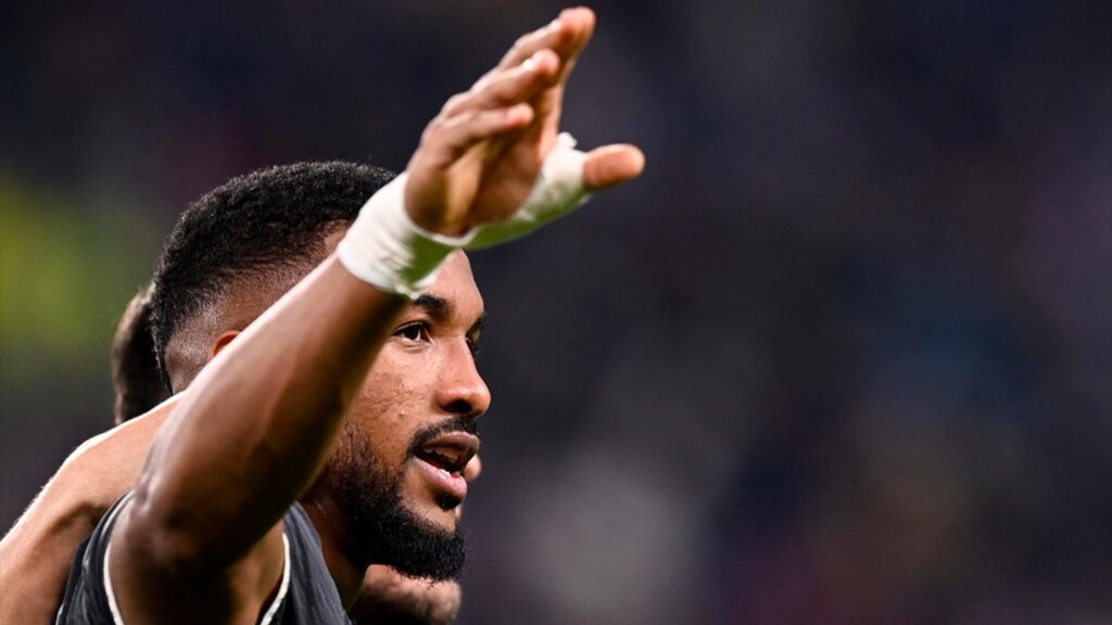 Barcelona Bidik Bek Juventus Demi Tambal Lini Belakang