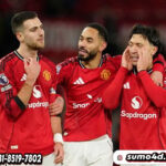 Pemain Manchester United Diogo Dalot, Matheus Cunha, dan Lisandro Martinez merayakan kemenangan dalam laga Liga Inggris melawan Newcastle, Sabtu, 27 Desember 2025.