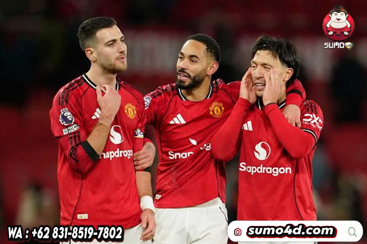 Pemain Manchester United Diogo Dalot, Matheus Cunha, dan Lisandro Martinez merayakan kemenangan dalam laga Liga Inggris melawan Newcastle, Sabtu, 27 Desember 2025.