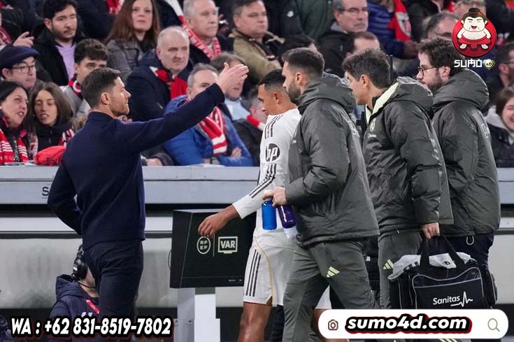 Pemain Real Madrid, Trent Alexander-Arnold (tengah), berjalan meninggalkan lapangan setelah mengalami cedera dalam pertandingan La Liga Spanyol melawan Athletic Bilbao, Kamis 4 Desember 2025.