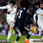 Ao Tanaka (kiri) dari Leeds United mencetak gol timnya ke gawang Chelsea dalam pertandingan Liga Inggris di Leeds, Inggris, Rabu, 3 Desember 2025.