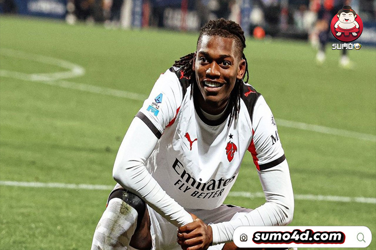 Selebrasi Rafael Leao usai mencetak gol di laga Cagliari vs AC Milan, Sabtu (3/1/2025)