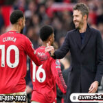 Pelatih Manchester United, Michael Carrick bersalaman dengan penyerang MU, Matheus Cunha