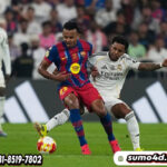 Rodrgyo dan Jules Kounde berebut bola pada laga final Piala Super Spanyol 2026,