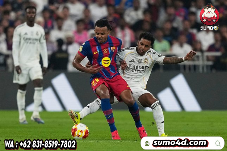 Rodrgyo dan Jules Kounde berebut bola pada laga final Piala Super Spanyol 2026,