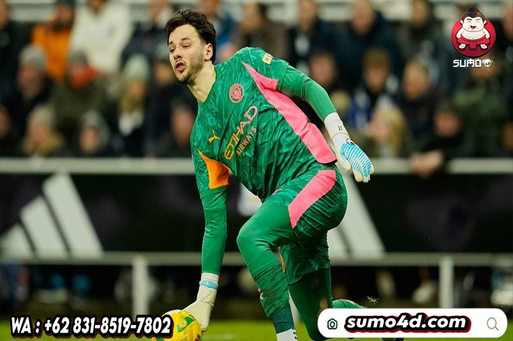 Kiper Manchester City, James Trafford saat tampil di leg 1 semifinal Carabao Cup melawan Newcastle,