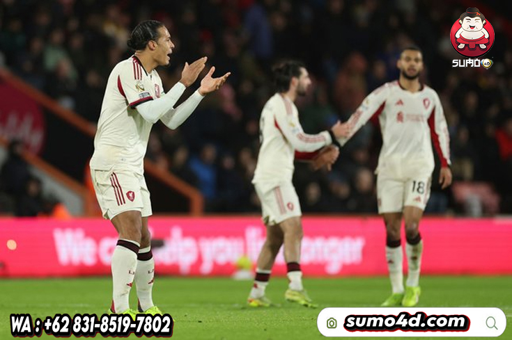Virgil van Dijk menyemangati skuad Liverpool di laga lawan Bournemouth, Minggu (25/01/2026).