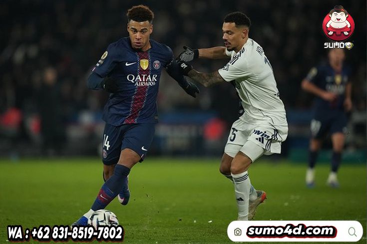 Aksi winger PSG, Desire Doue (kiri) berebut bola dengan pemain Paris FC, Yoan Kore pada lanjutan Ligue 1