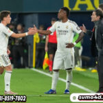 Pemain Real Madrid Arda Guler (kiri) disambut oleh Vinicius Junior