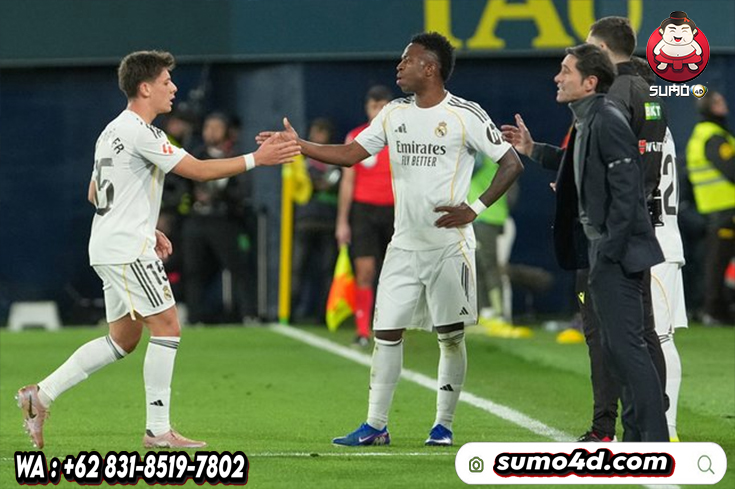 Pemain Real Madrid Arda Guler (kiri) disambut oleh Vinicius Junior