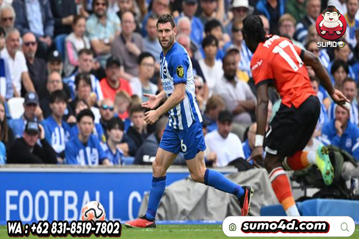 Pemain Brighton, James Milner (kiri).