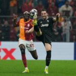 Pemain Juventus Federico Gatti dan pemain Galatasaray, Victor Osimhen, berebut bola dalam laga leg pertama play-off Liga Champions, Rabu (18/2/2026) dini hari WIB.