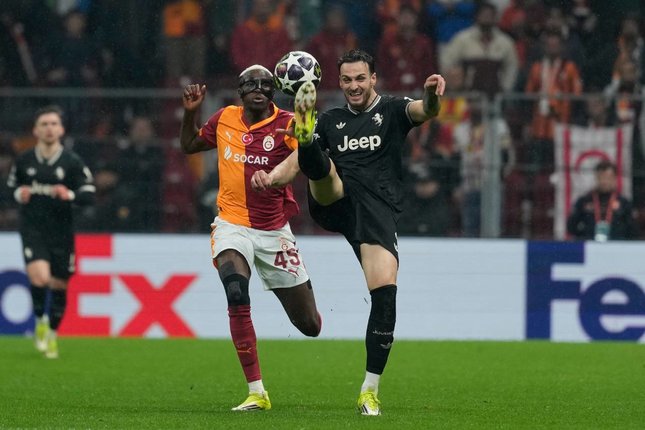 Pemain Juventus Federico Gatti dan pemain Galatasaray, Victor Osimhen, berebut bola dalam laga leg pertama play-off Liga Champions, Rabu (18/2/2026) dini hari WIB.