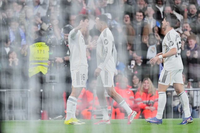 Trent Alexander-Arnold dan Gonzalo Garcia merayakan gol Real Madrid di laga lawan Real Sociedad pada pekan ke-24 La Liga 2025/2026