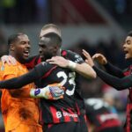 Kiper AC Milan, Mike Maignan (kiri), merayakan kemenangan atas AS Roma bersama rekan setimnya dalam laga Serue A di San Siro, Italia, Senin, 3 November 2025