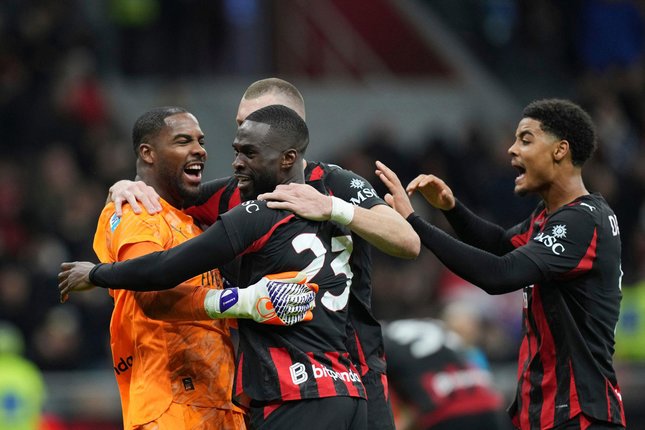 Kiper AC Milan, Mike Maignan (kiri), merayakan kemenangan atas AS Roma bersama rekan setimnya dalam laga Serue A di San Siro, Italia, Senin, 3 November 2025