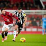 Pemain Manchester United, Manuel Ugarte (kiri), berebut bola dengan pemain Newcastle, Bruno Guimaraes, pada laga Premier League antara Manchester United vs Newcastle,
