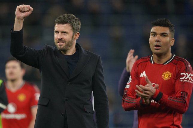 Ekspresi Michael Carrick dan skuad Manchester United usai mereka menang di kandang Everton