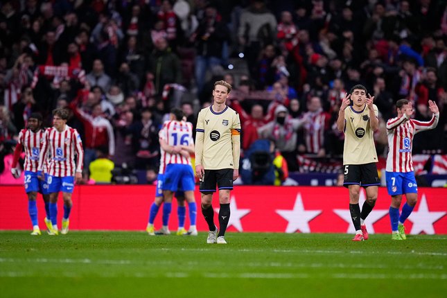 Ekspresi kecewa Frenkie de Jong dan Pau Cubarsi setelah Julian Alvarez mencetak gol di laga Atletico Madrid vs Barcelona, 13 Februari 2026.