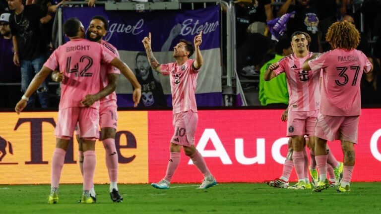 Penyerang Inter Miami, Lionel Messi (tengah), merayakan gol penalti ke gawang Orlando City pada babak kedua pertandingan MLS, Senin (2/3/2026) pagi WIB.