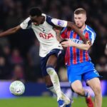 Pemain Tottenham Hotspur Pape Matar Sarr (kiri) dan pemain Crystal Palace Adam Wharton berebut bola dalam pertandingan Premier League, Jumat (6/3/2026) dini hari WIB.