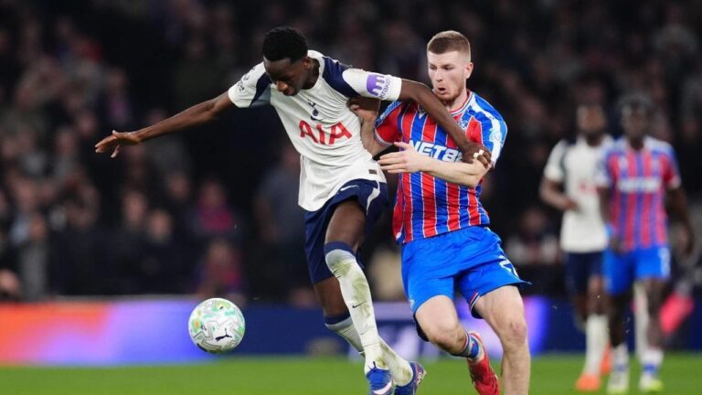 Pemain Tottenham Hotspur Pape Matar Sarr (kiri) dan pemain Crystal Palace Adam Wharton berebut bola dalam pertandingan Premier League, Jumat (6/3/2026) dini hari WIB.