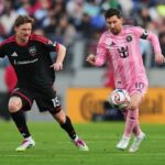 Aksi Lionel Messi (kanan) di laga DC United vs Inter Miami di MLS, Minggu (08/03/2026).