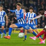 Bukayo Saka melepaskan tembakan melewati Mats Wieffer dalam laga Liga Inggris antara Brighton vs Arsenal di Amex Stadium, 5 Maret 2026