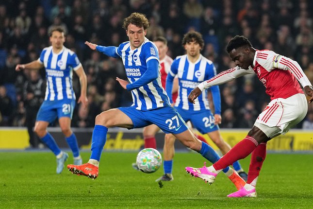 Bukayo Saka melepaskan tembakan melewati Mats Wieffer dalam laga Liga Inggris antara Brighton vs Arsenal di Amex Stadium, 5 Maret 2026