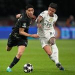 Pemain PSG, Achraf Hakimi (kiri), berebut bola dengan pemain Chelsea, Enzo Fernandez dalam laga leg pertama babak 16 besar Liga Champions, Kamis (12/3/2026) dini hari WIB