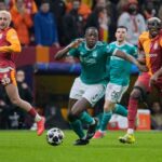 Ibrahima Konate berebut bola dengan Victor Osimhen di laga Galatasaray vs Liverpool,