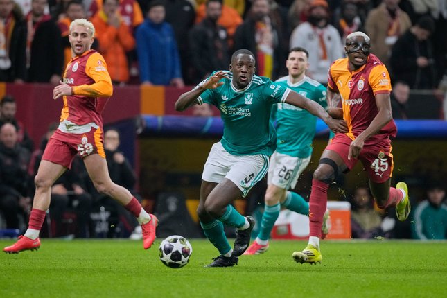 Ibrahima Konate berebut bola dengan Victor Osimhen di laga Galatasaray vs Liverpool,