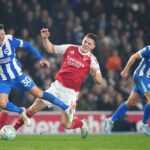 Duel fisik Pascal Gross dan Viktor Gyokeres dalam laga Liga Inggris antara Brighton vs Arsenal di American Express Stadium, 5 Maret 2026