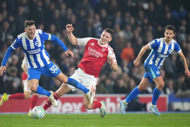 Duel fisik Pascal Gross dan Viktor Gyokeres dalam laga Liga Inggris antara Brighton vs Arsenal di American Express Stadium, 5 Maret 2026